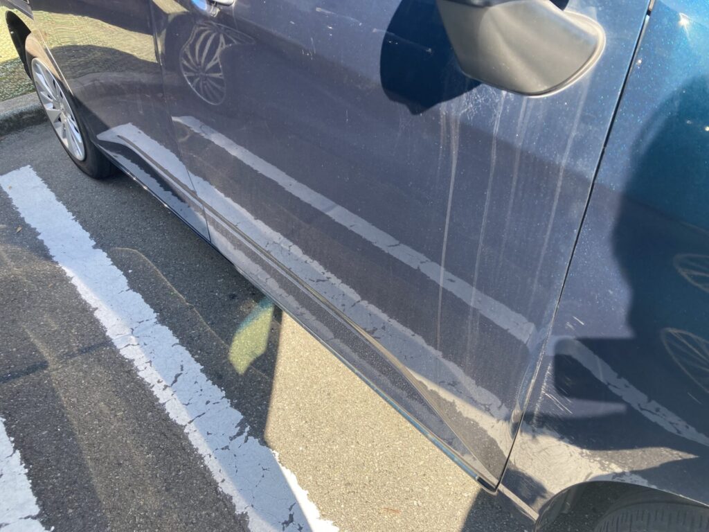 ミラー下に残ったコーティング跡