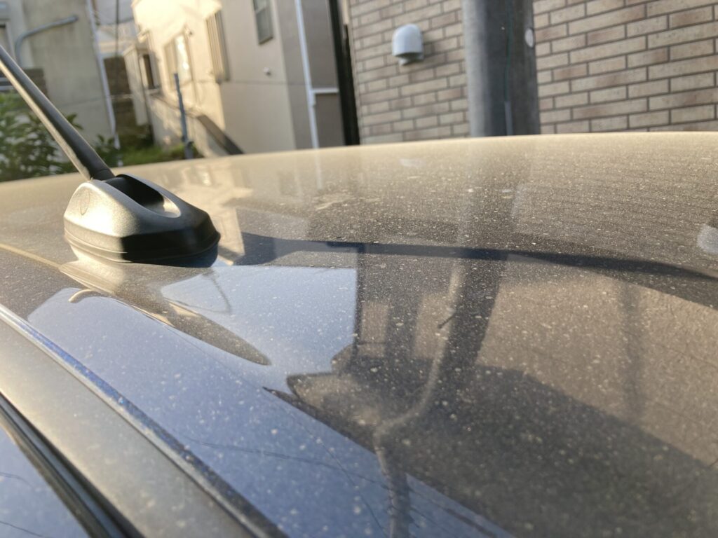 車のルーフに付着した黄色い花粉汚れ