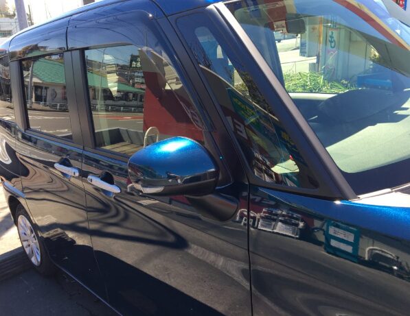 洗車機で花粉汚れを落とした車のボディ