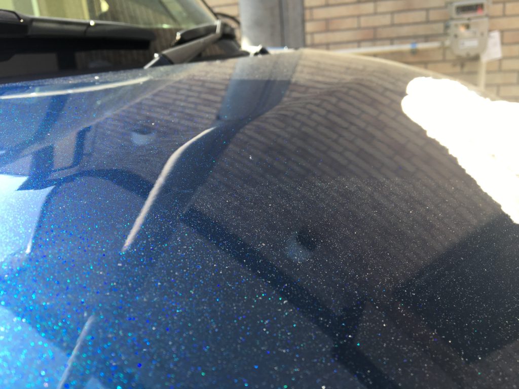 車の塗装にできた花粉シミのアップ