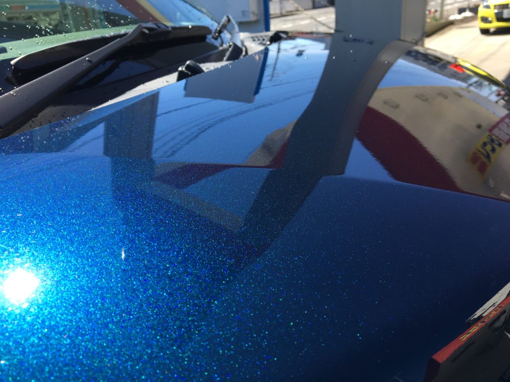 コーティング洗車後。花粉の白い点が消えてツヤが戻りました。