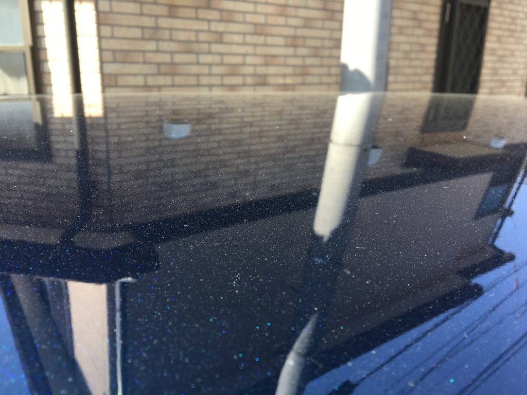 洗車から3日で花粉が大量に積もった車のルーフ
