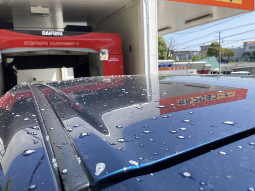 車のルーフにびっしり付着した黄色い花粉シミを落とすために、今から洗車機のゲートに入ろうとしている瞬間の様子