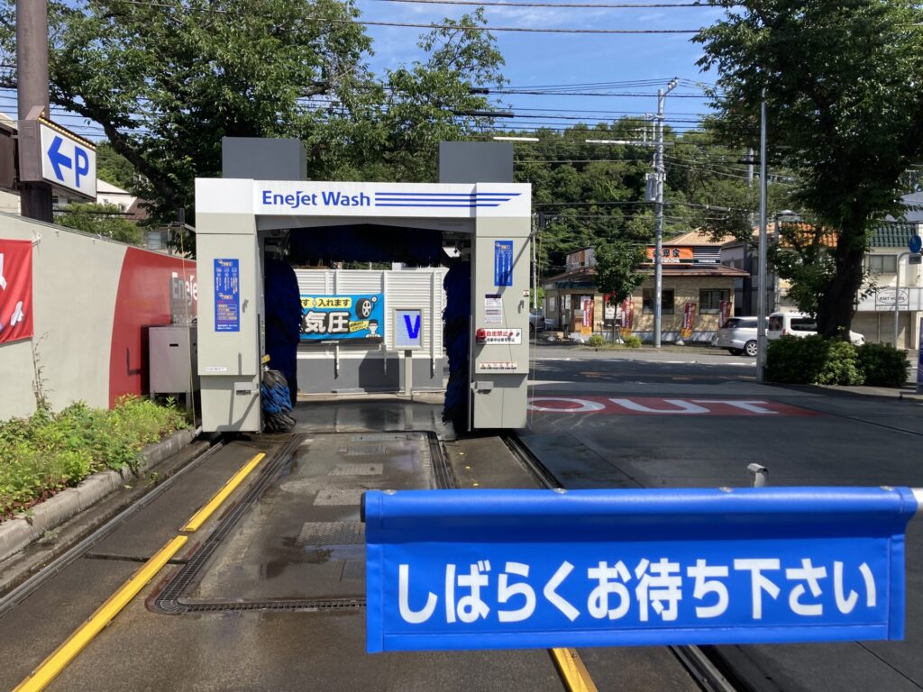 花粉付着を抑えるために洗車機のコーティングコースを選択している操作画面の画像