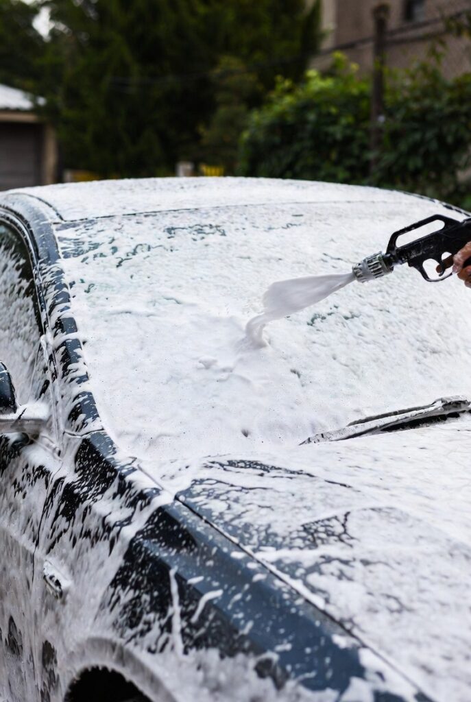 フォームガンで車に泡をかけて予洗いしている様子
