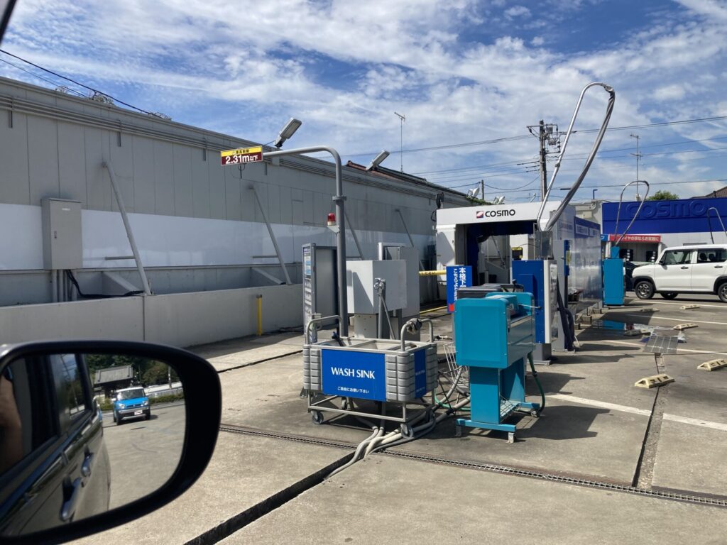 洗車機に入れる前にフォームガンで予洗いしている様子