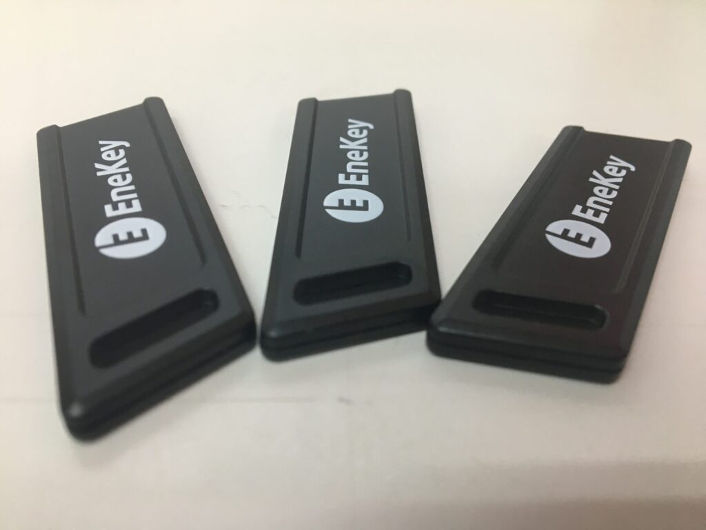 エネキーを家族やパートナーに手渡している様子。物理的に共有できるエネキーの強みを表現。