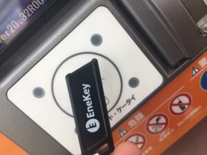 車の鍵に付けられたエネキーと、それを家族に手渡している様子。エネキーの手軽さと共有のしやすさを表現。