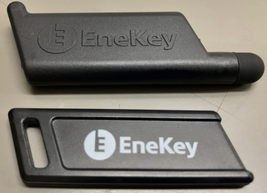 車の鍵に付けたエネキーを給油機にかざしている瞬間。エネキーの手軽さを表現。