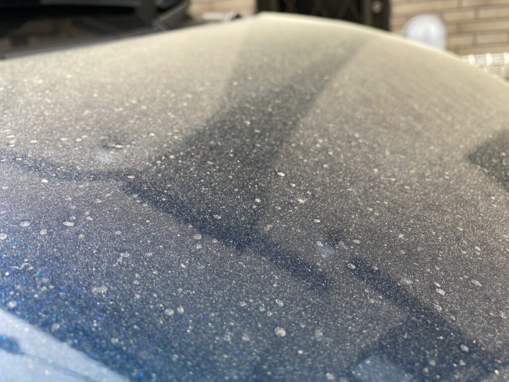 車に付着した花粉を放置して雨に濡れ、塗装を腐食させる「ペクチン」が染み出すリスクを警告する画像