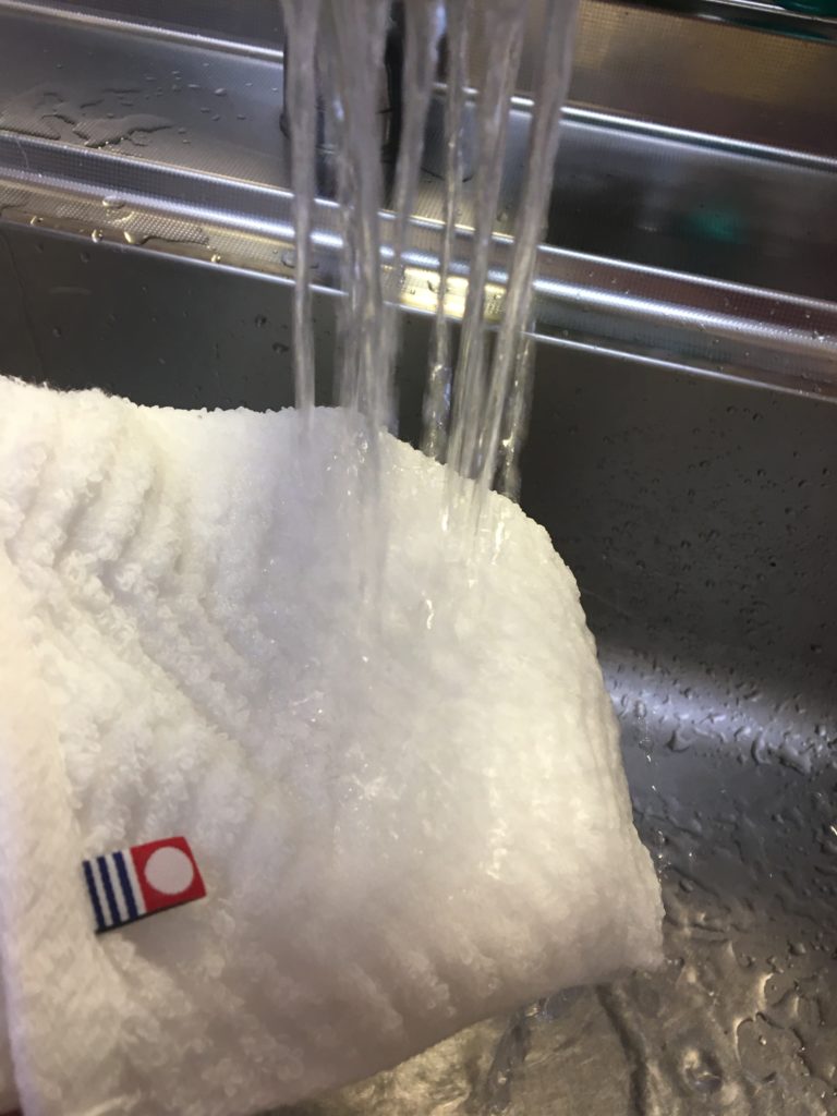 車の塗装面を傷めずに花粉シミを除去するための70℃前後のお湯とタオルの画像