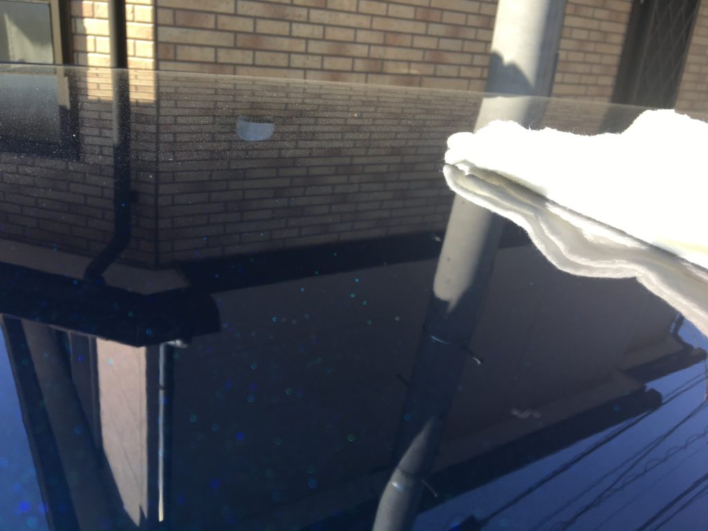 花粉シミがついた車のボディに実際にお湯をかけて除去を試している検証画像
