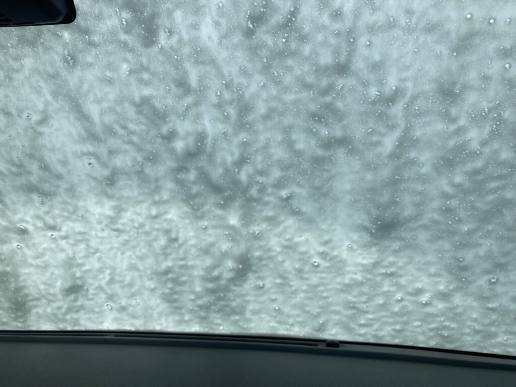 花粉が付着した車のボンネット