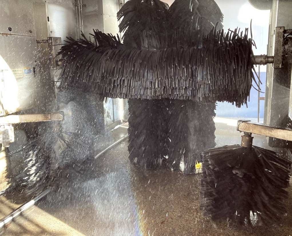 洗車機のシャンプー洗車で車を洗っている様子