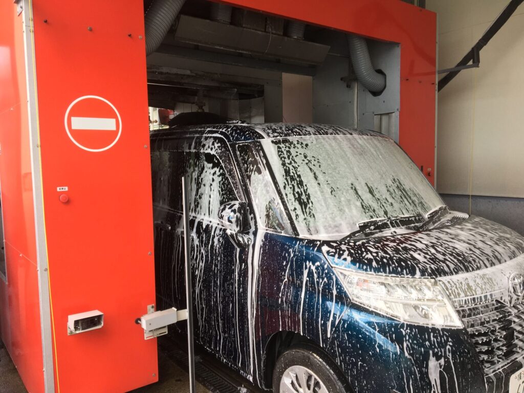 コンパウンドを使用する前に洗車機で洗う様子