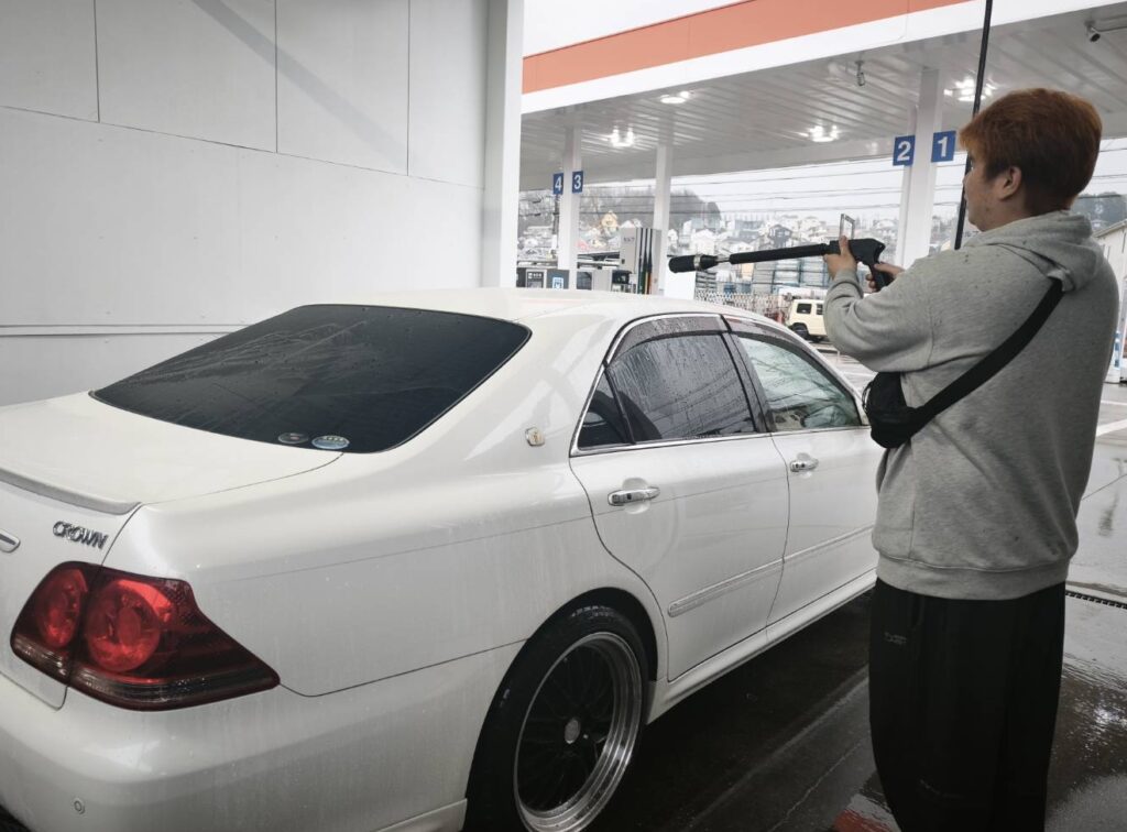 コイン洗車で洗車している様子